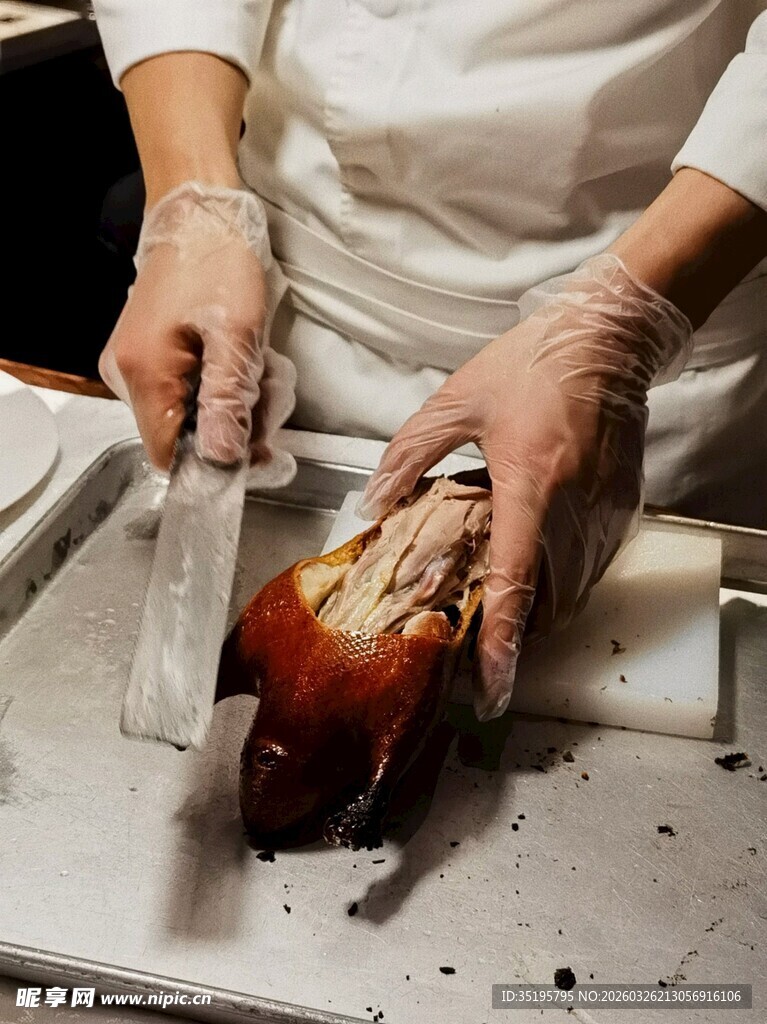 厨师处理烤制后的食材