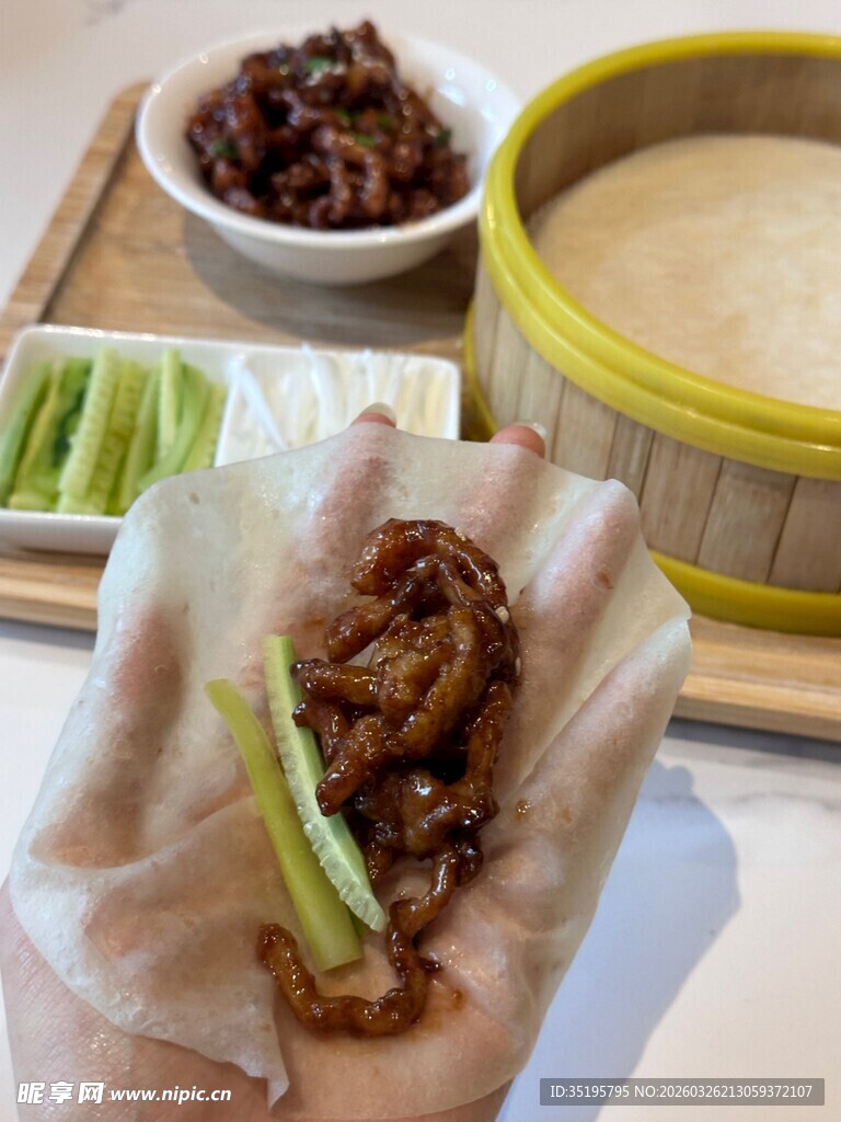 美味卷饼配多样中式小菜