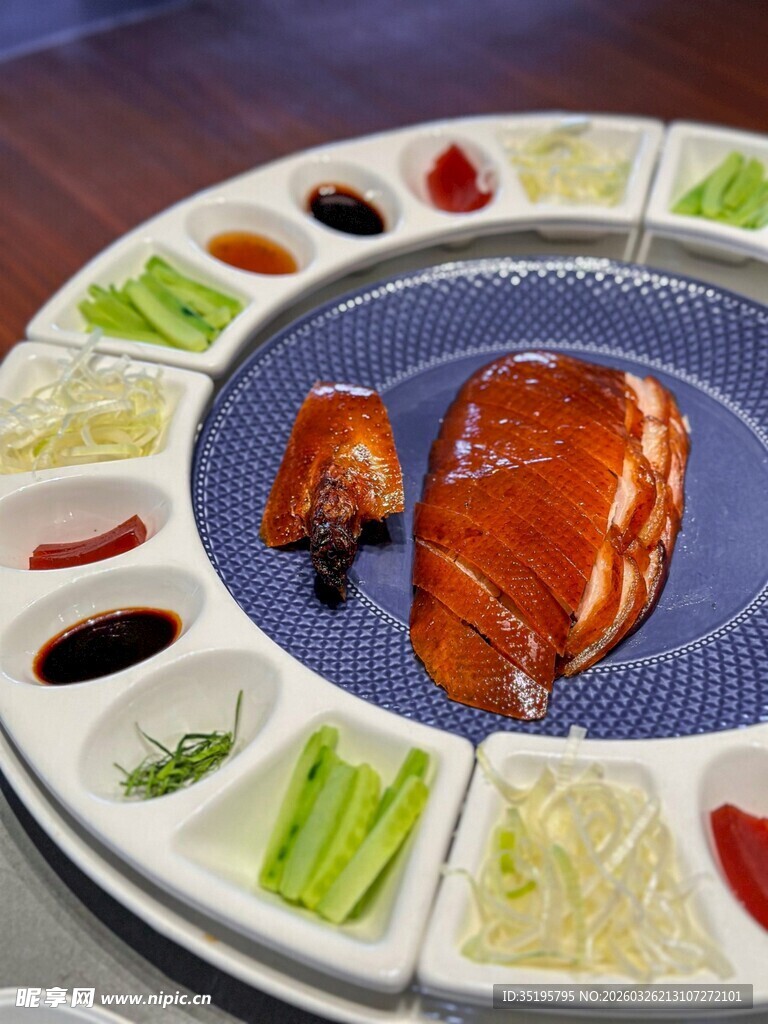 精美摆盘的特色烤鸭套餐