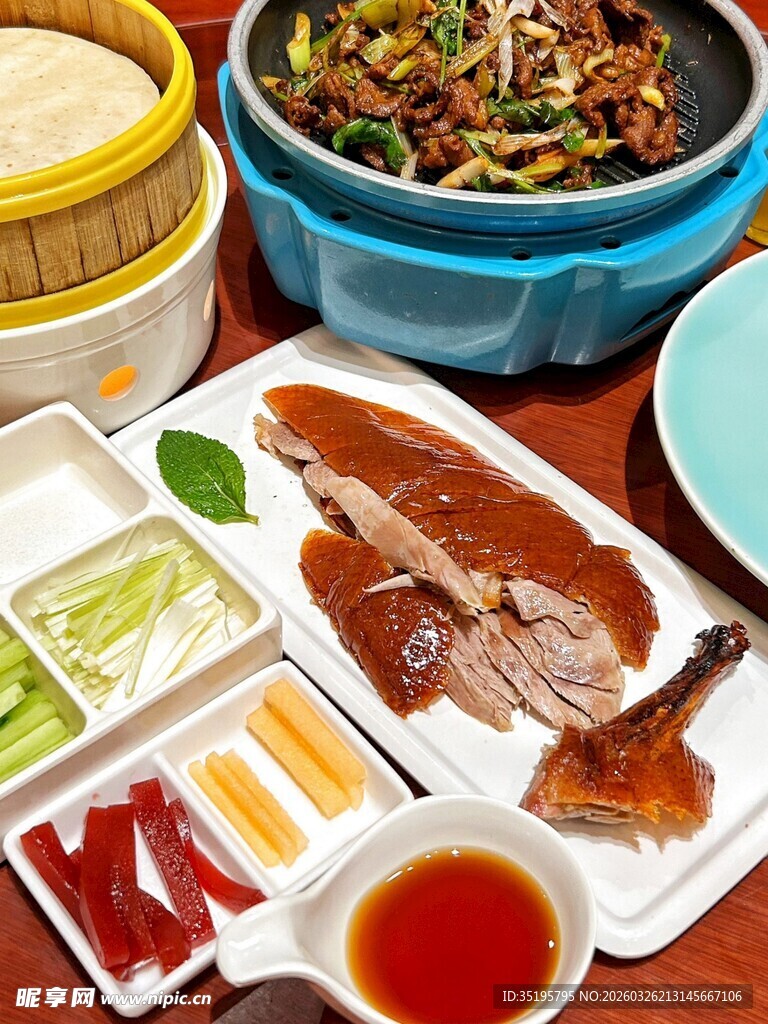 丰盛中式美食拼盘