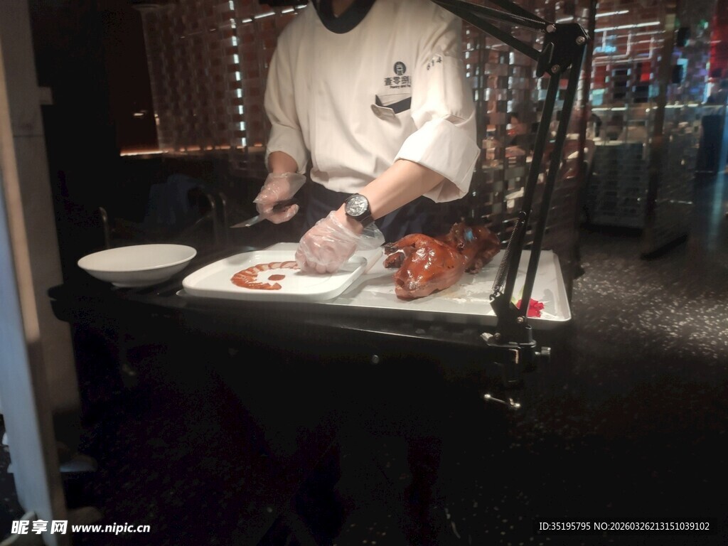 厨师专注制作美味料理