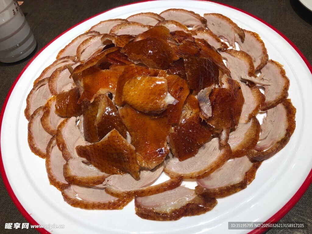 美味切片烤鸭摆盘中