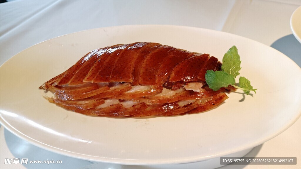 美味烤鸭摆盘精致