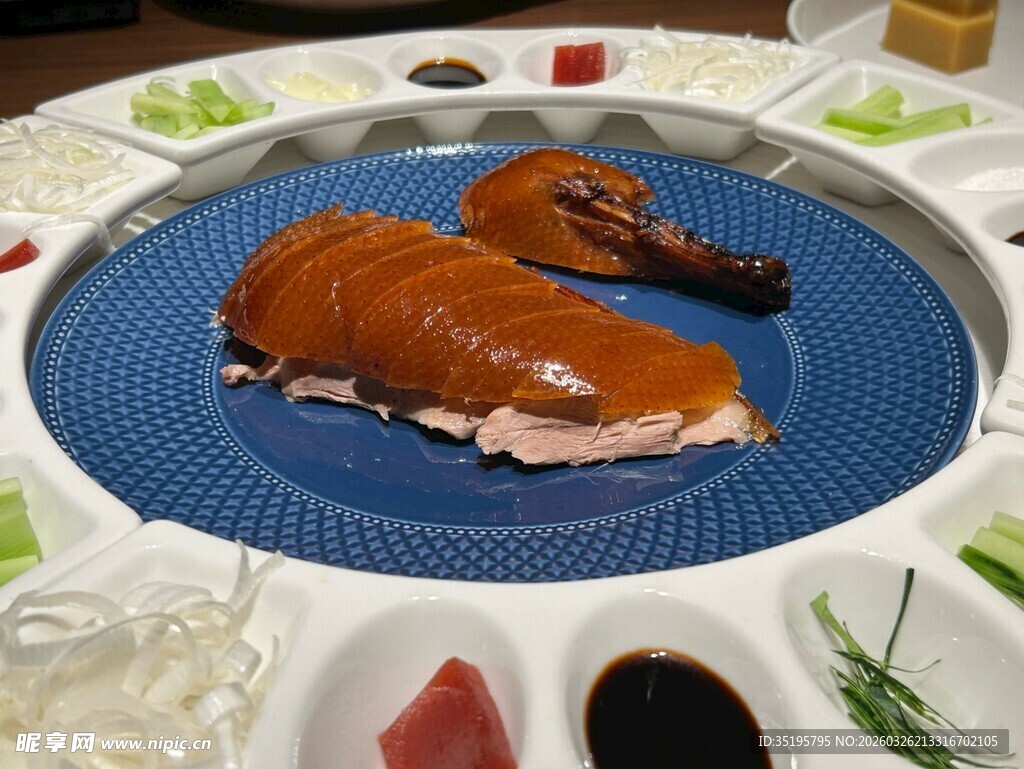 精美摆盘的特色烤鸭