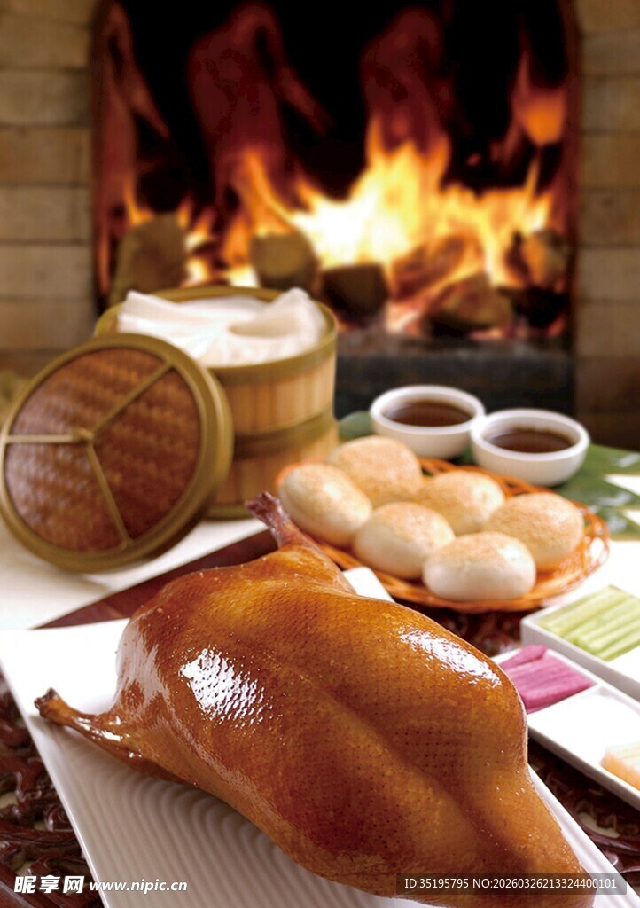 壁炉旁的美味烤鸡与美食