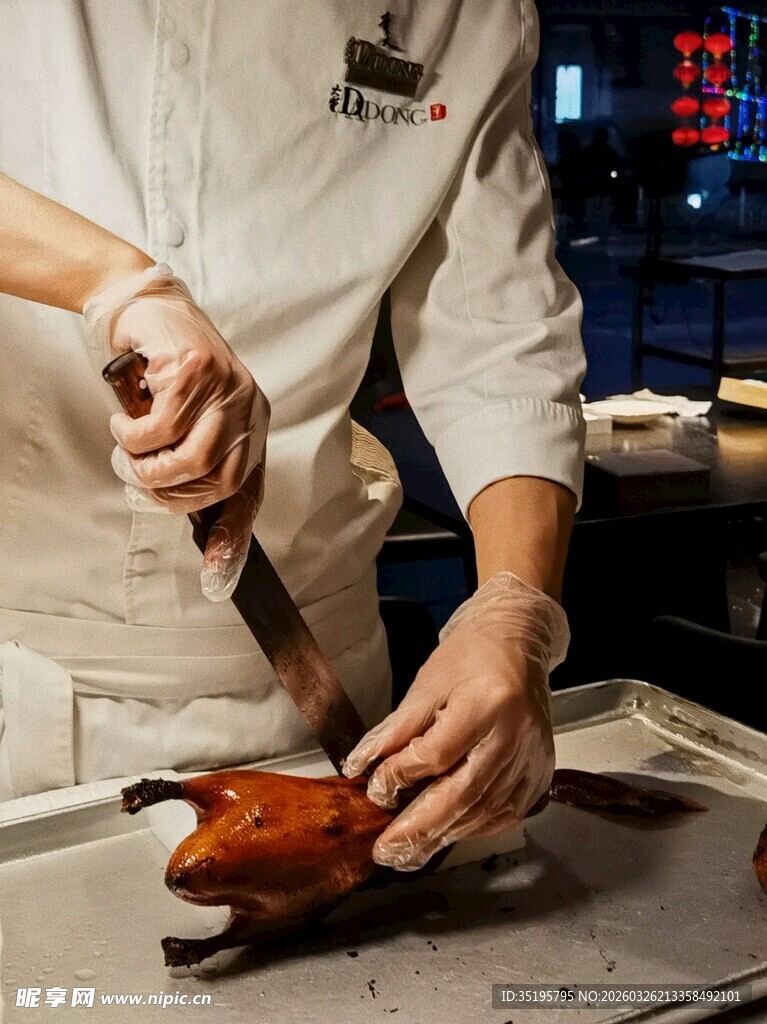 厨师精细片制烤鸭
