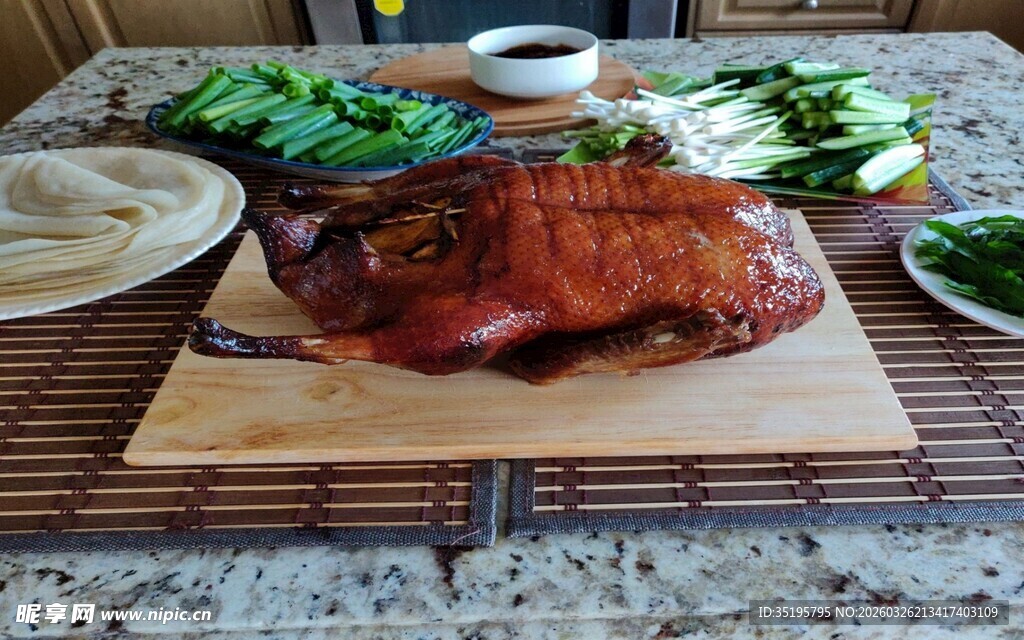 美味烤鸭搭配新鲜蔬菜