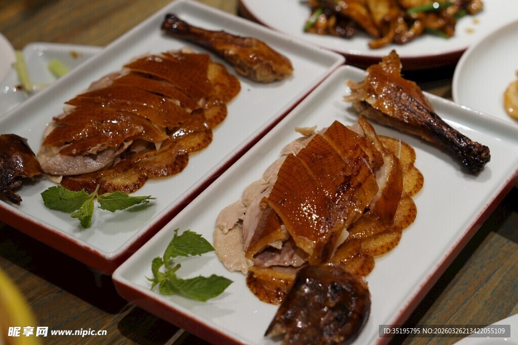 美味烤鸭摆盘展示