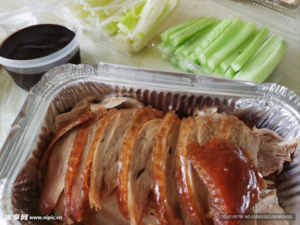 美味烤鸭套餐配菜精致