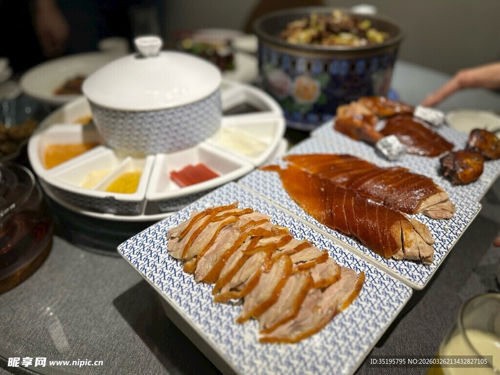 丰盛中式菜肴美食拼盘