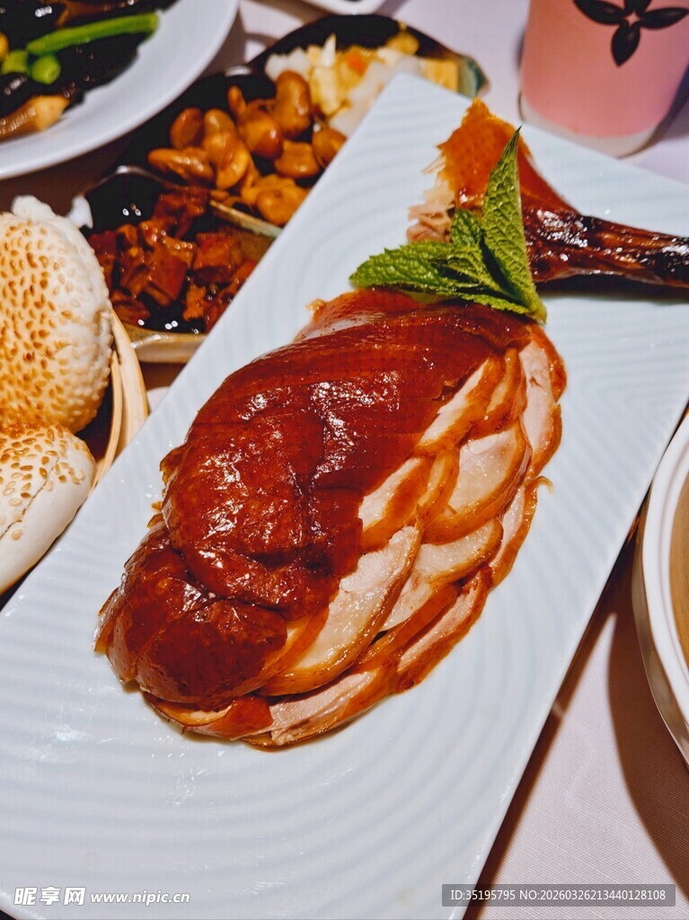 美味烤鸭摆于精致盘中