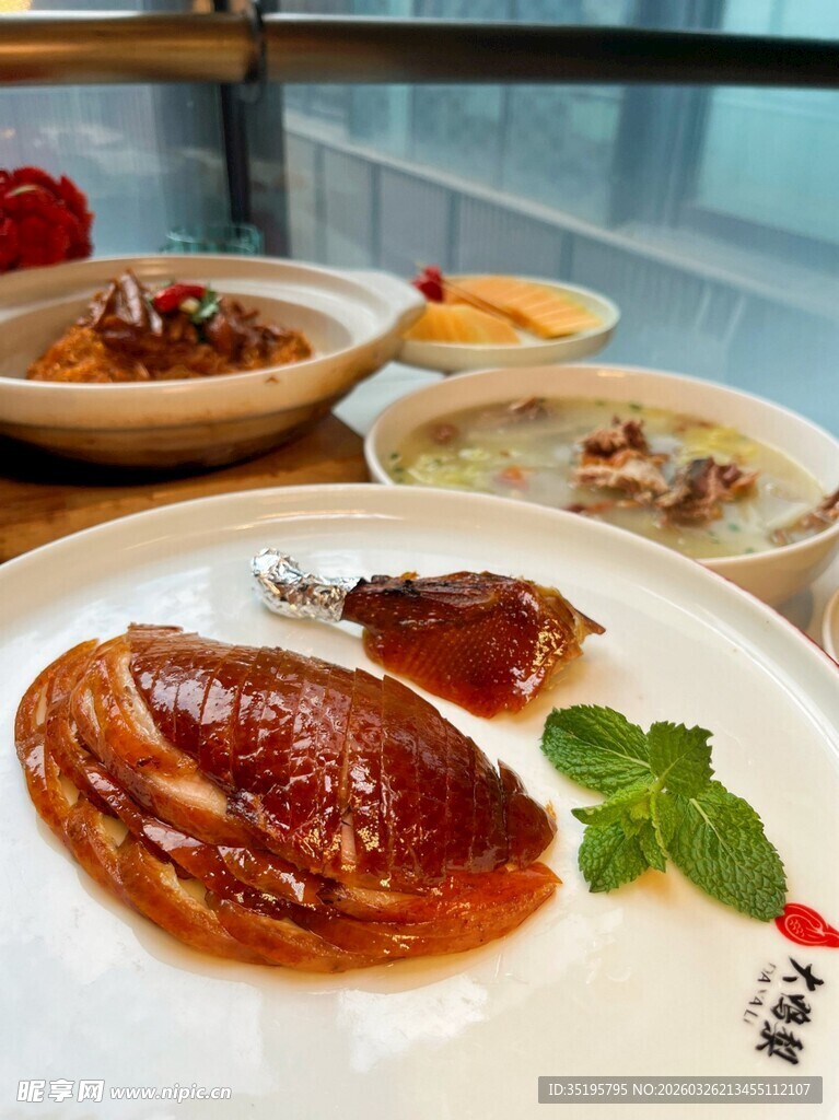 美味烤鸭摆放在精致盘中