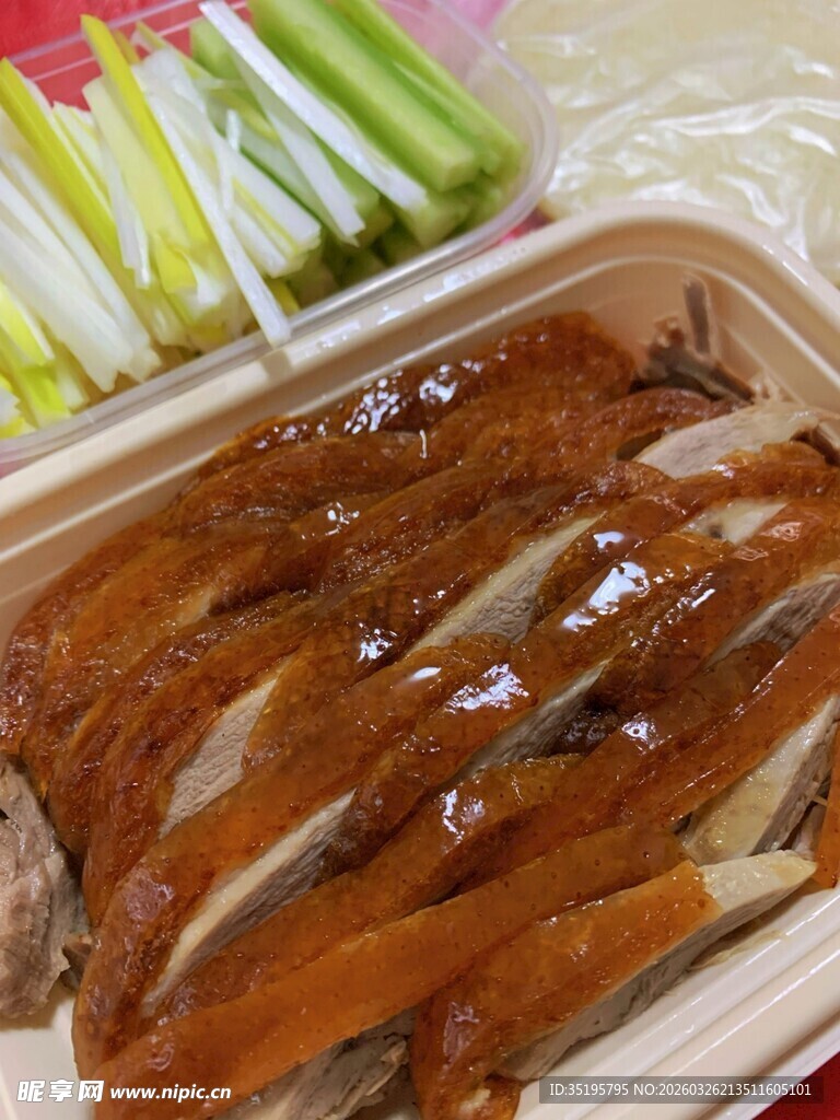 美味切片烤鸭配新鲜蔬菜