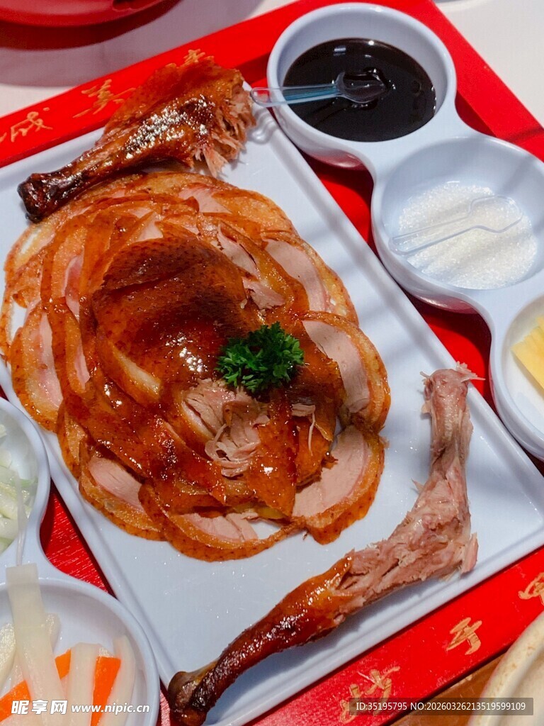 美味北京烤鸭摆盘精致