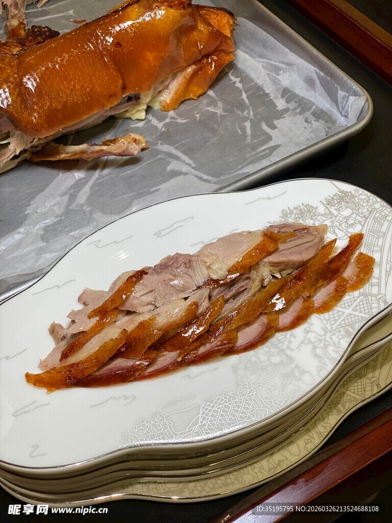 美味烤鸭与配菜摆盘展示