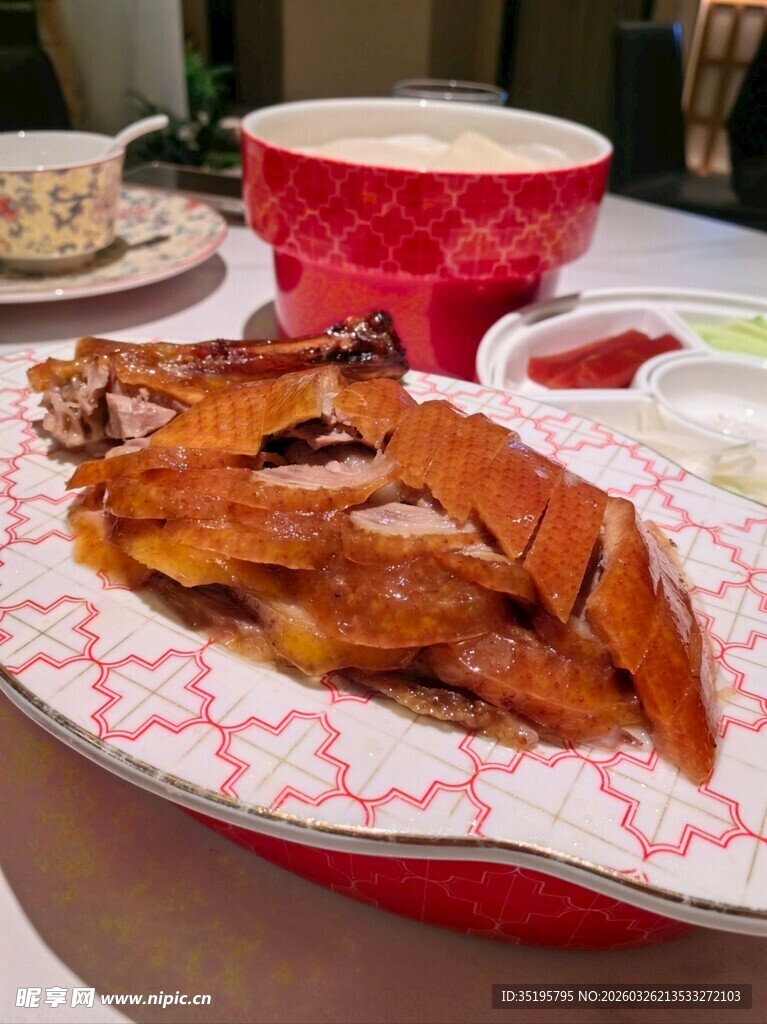 美味港式烧腊摆于盘中