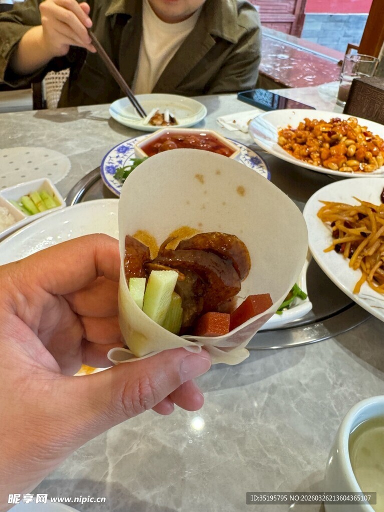 手持美食展示丰富菜肴