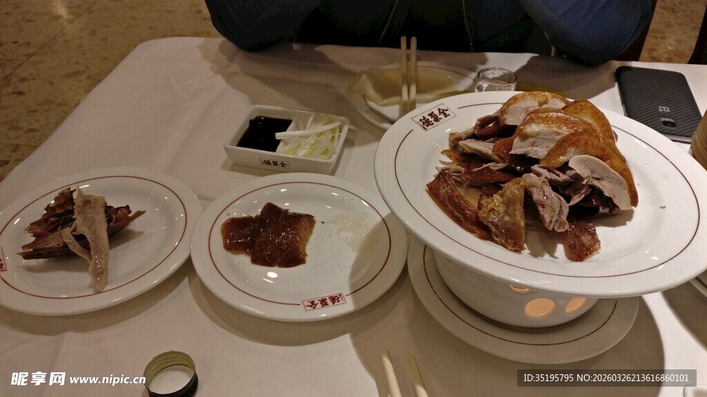 丰盛中式菜肴摆放在桌