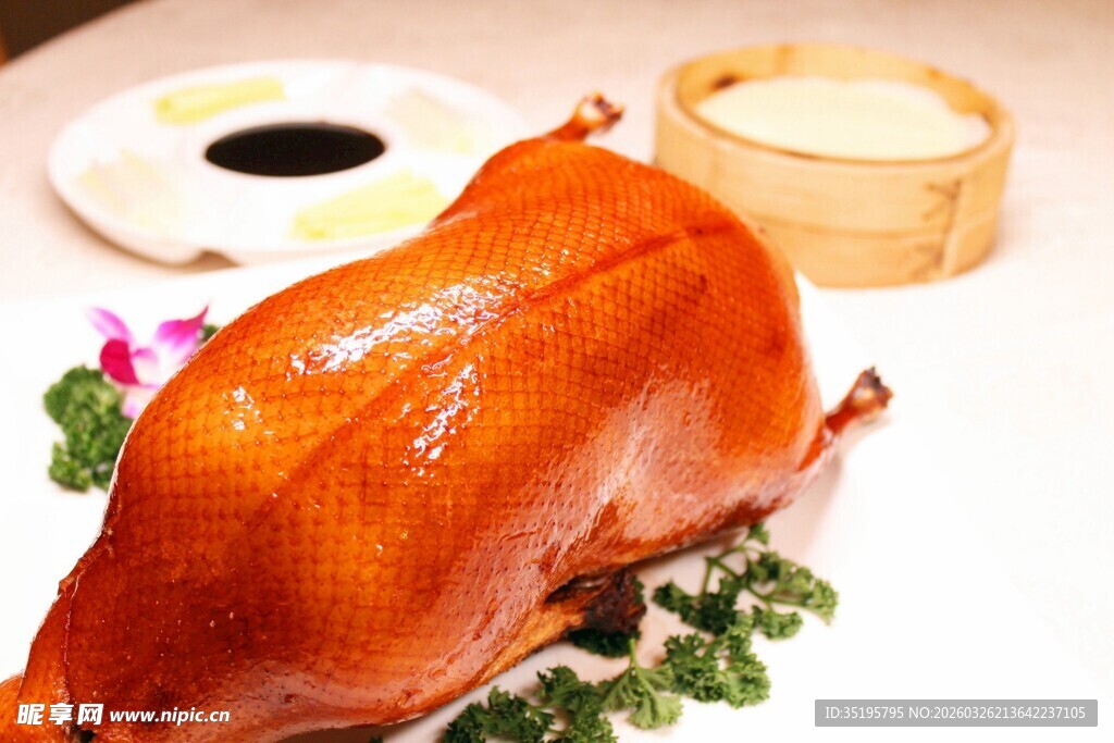 美味烤鸭搭配特色蘸料