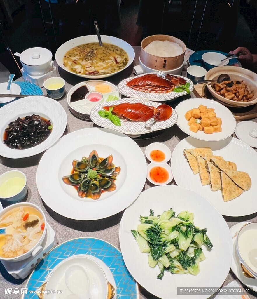 丰盛中式菜肴摆满一桌