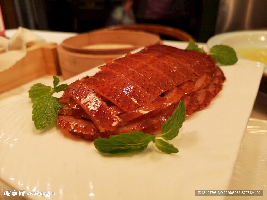 美味烤鸭摆盘精致