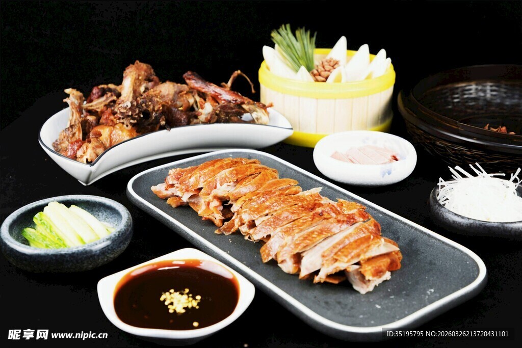美味中式烤鸭及配菜组合