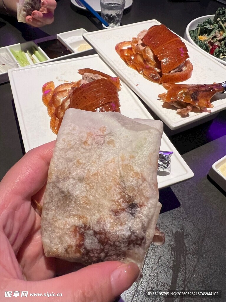 手拿特色糕点的美食场景