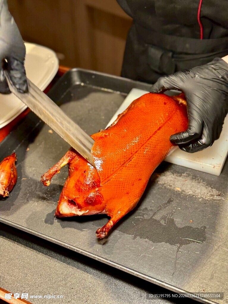 现场烤制的美味烤鸭