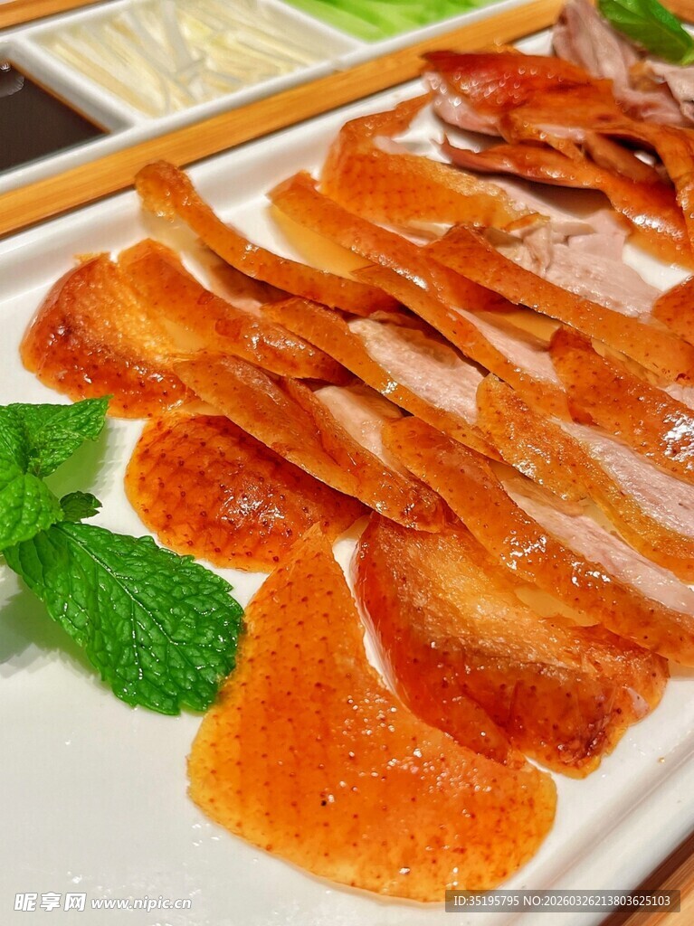 精致摆盘的美味橙色食材