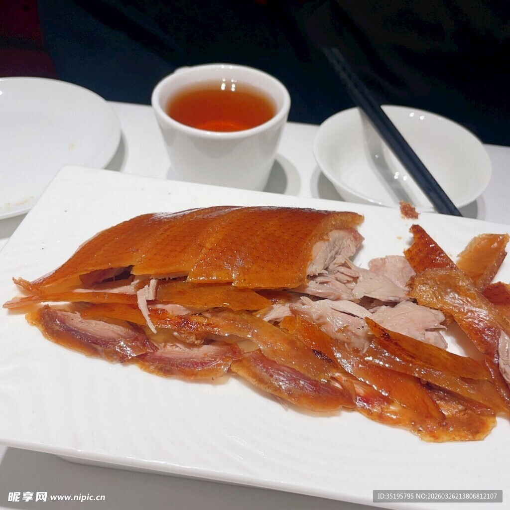 美味烤鸭摆盘配蘸料