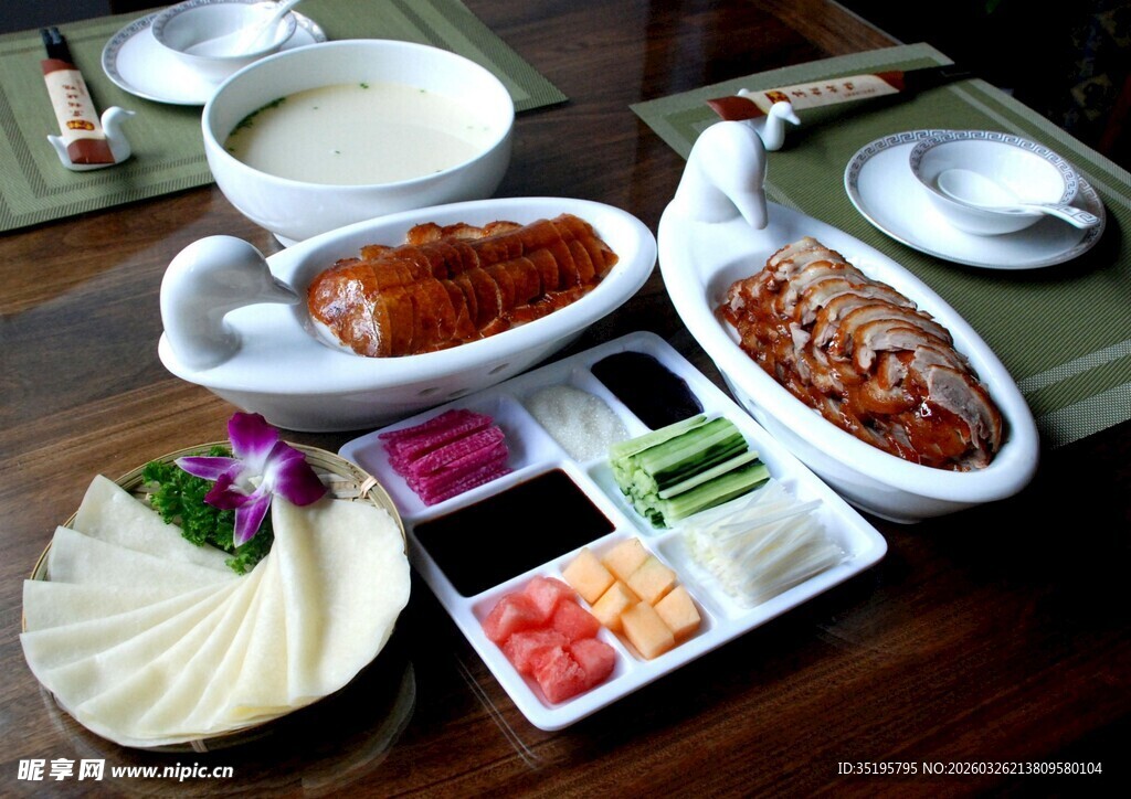 丰盛中式菜肴摆桌展示