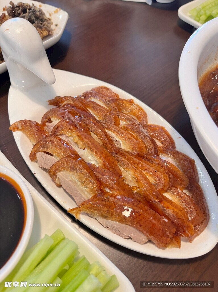 美味烤鸭摆盘精致诱人