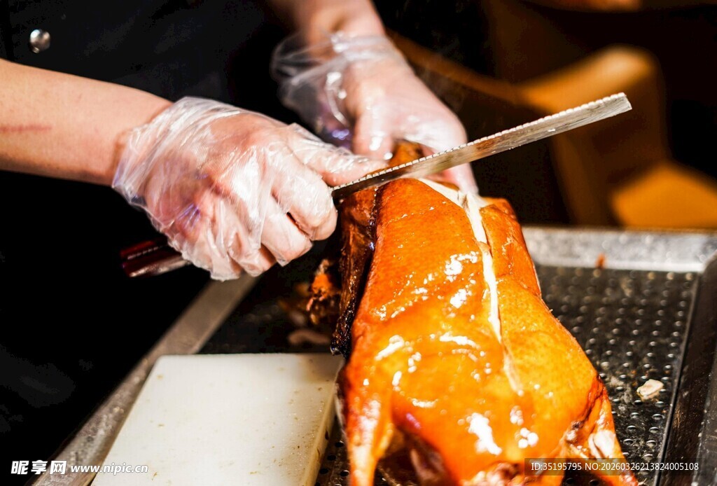 师傅手工烤制美味烤鸭