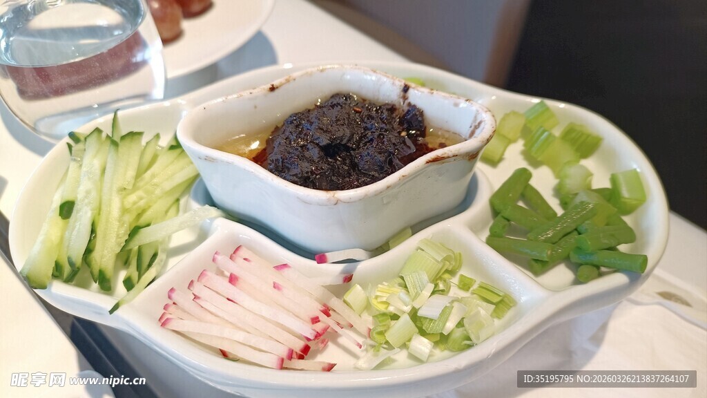 蔬菜拼盘配蘸料