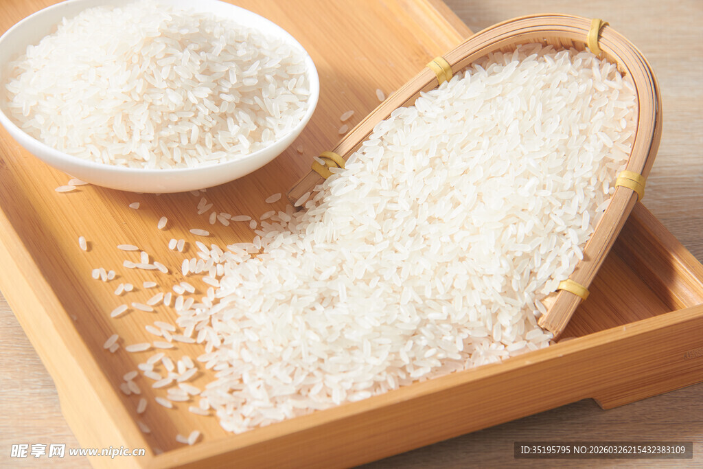 木盘上的优质白米展示