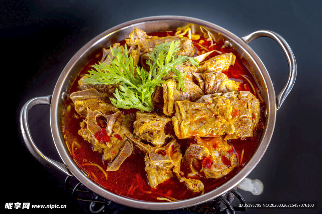 香辣美味火锅食材满满