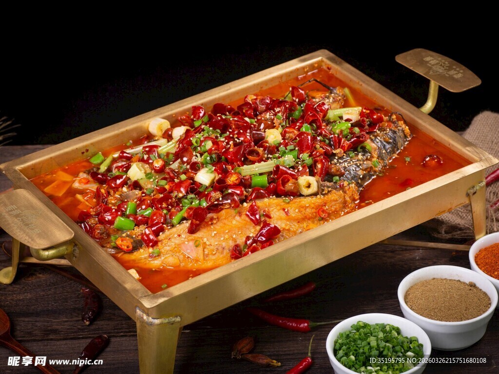 美味香辣烤鱼摆放在桌前