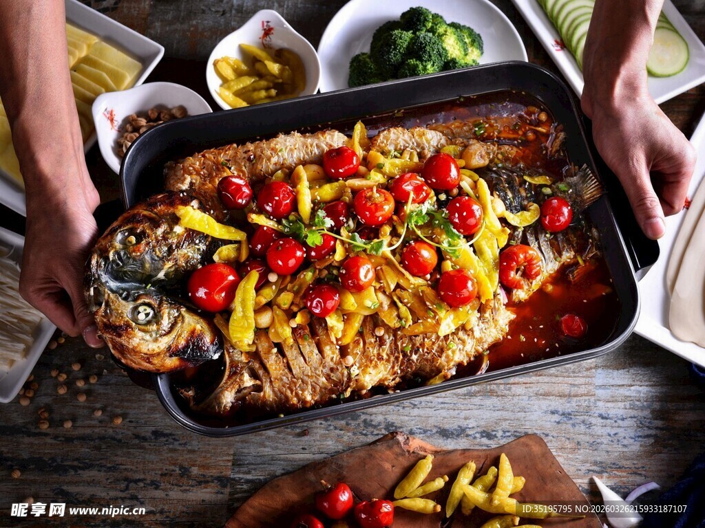 美味烤鱼搭配多样蔬菜