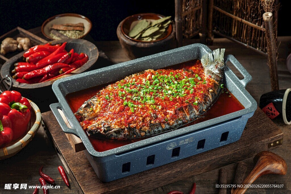 美味烤鱼摆放在特色容器中