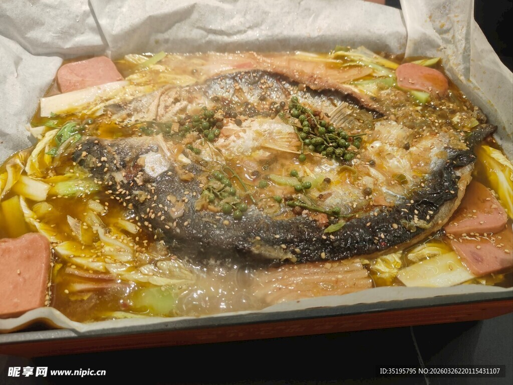 烤盘上的烤鱼与配菜