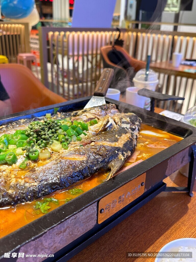 美味烤鱼摆放在餐桌之上