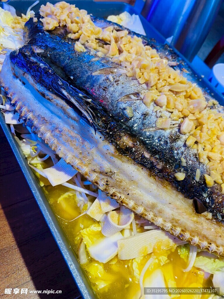 美味烤鱼搭配丰富食材