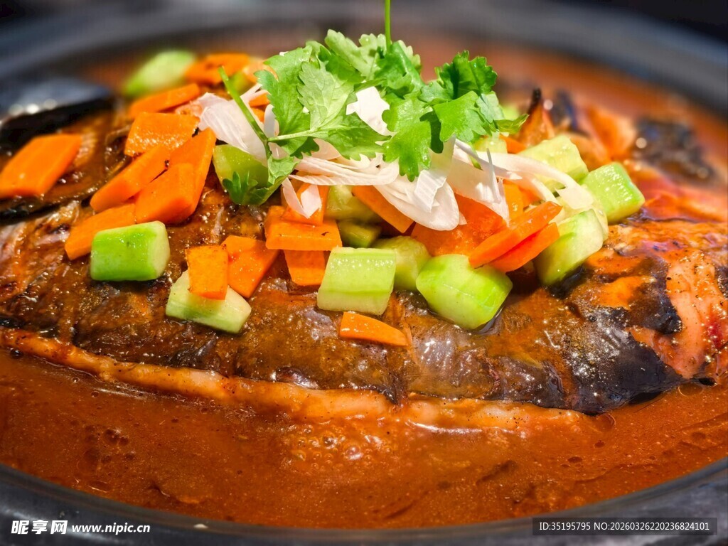 美味红烧鱼配多彩蔬菜