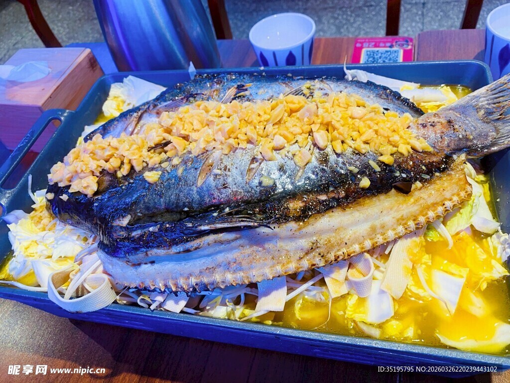 金黄酥脆烤鱼诱人上桌