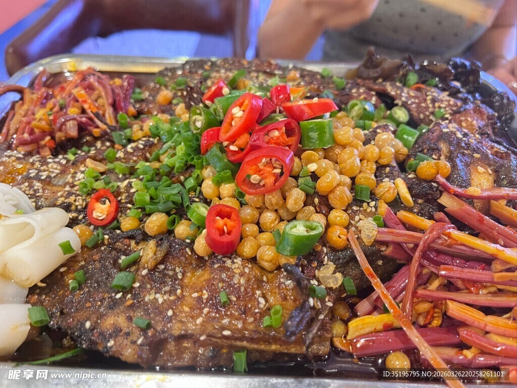 美味丰盛的特色烤鱼拼盘