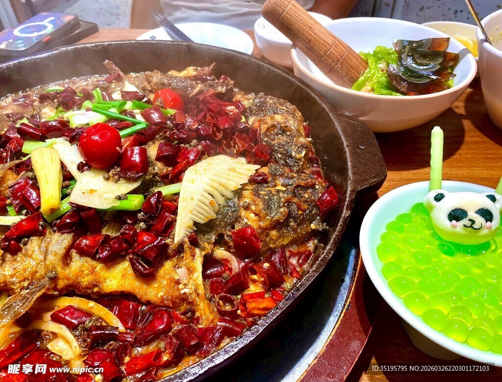 麻辣鲜香的特色火锅盛宴