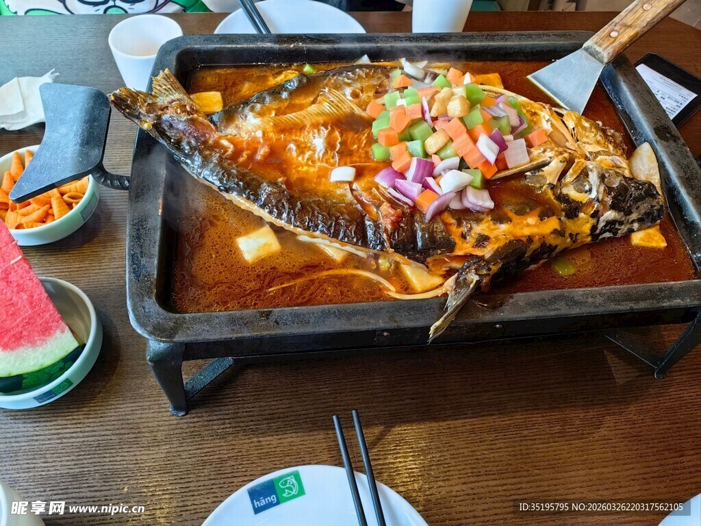 美味烤鱼摆放在餐桌之上