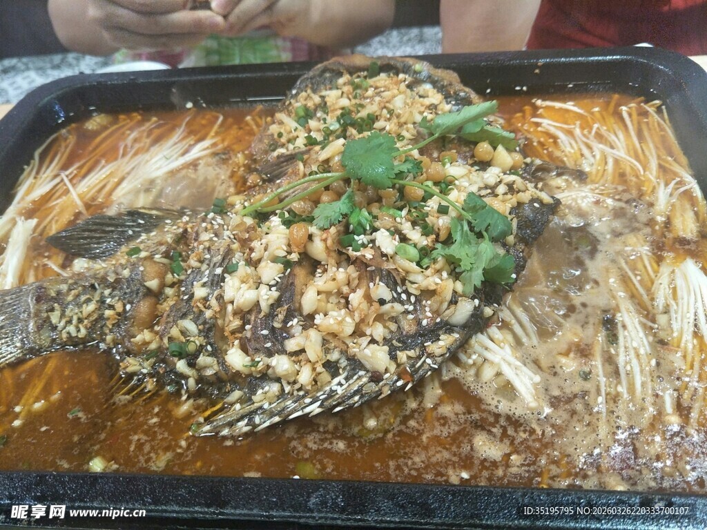 美味诱人的蒜蓉烤鱼