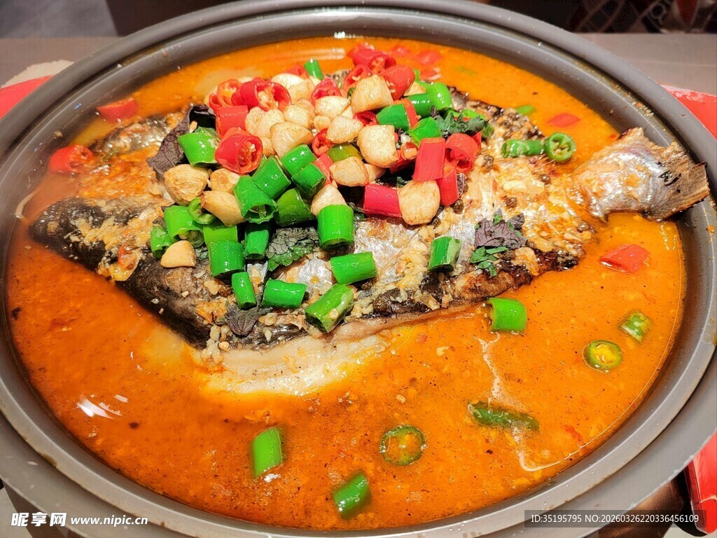 香辣烤鱼锅中诱人美味