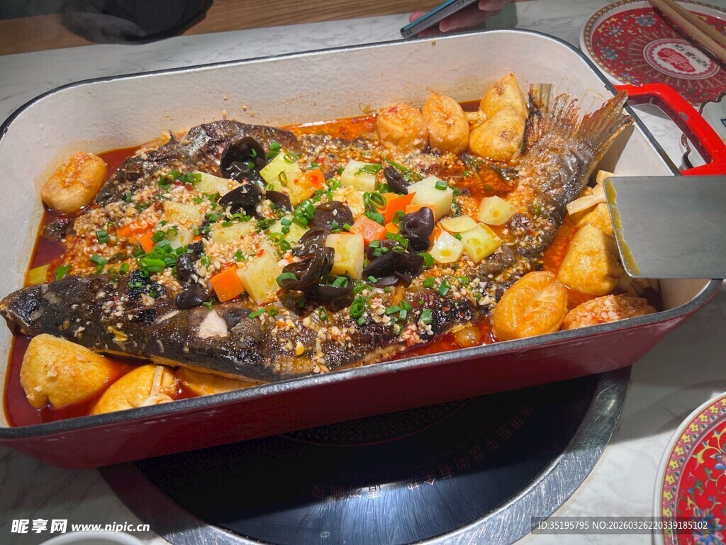 美味烤鱼搭配丰富食材